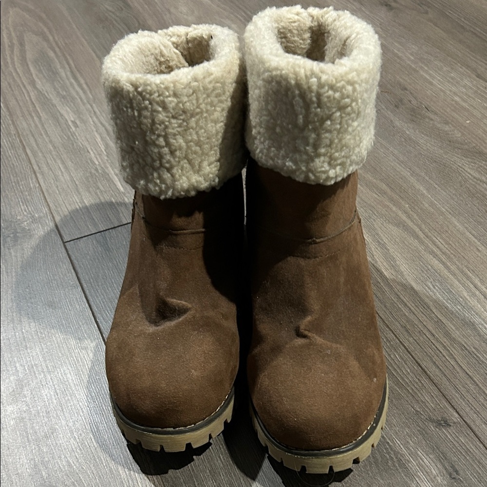 Cozy Brown Shearling-Lined Women's Boots